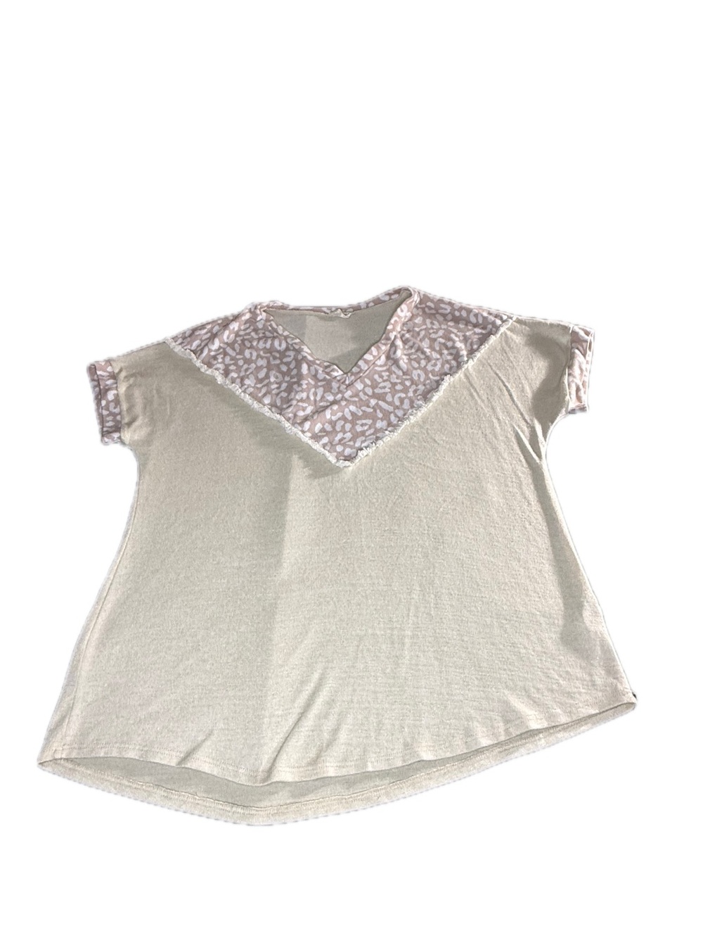 Lovely Melody Cream Short-Sleeve Top with Pink Leopard V-Panel